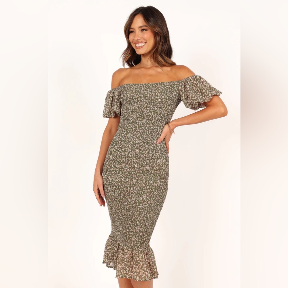Petal & Pup | CLAIRE SHIRRED BODYCON OFF SHOULDER MIDI DRESS - GREEN FLORAL